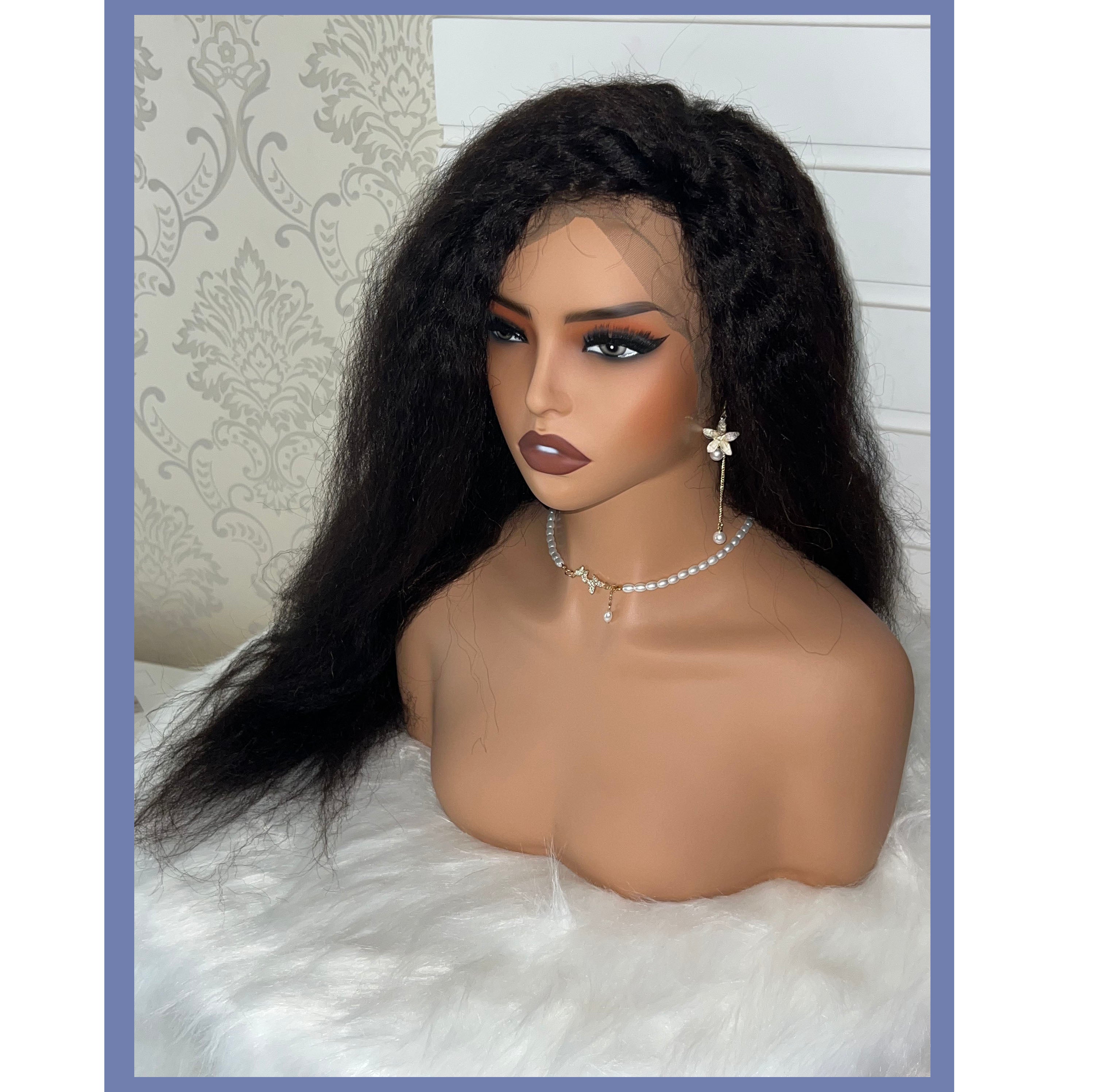 The side-parted Yaki long hair wig highlights the feminine temperament.