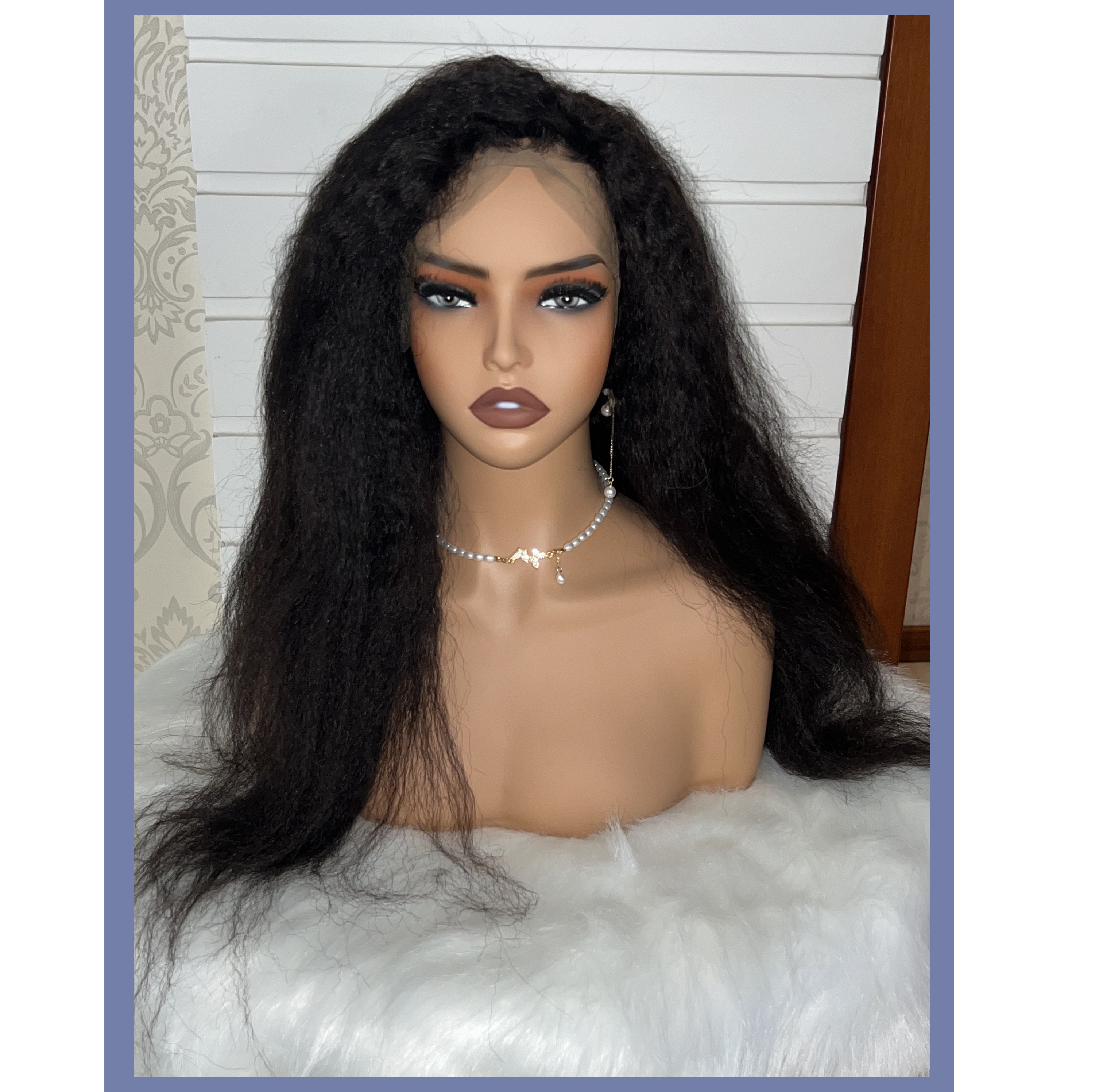 The side-parted Yaki long hair wig highlights the feminine temperament.